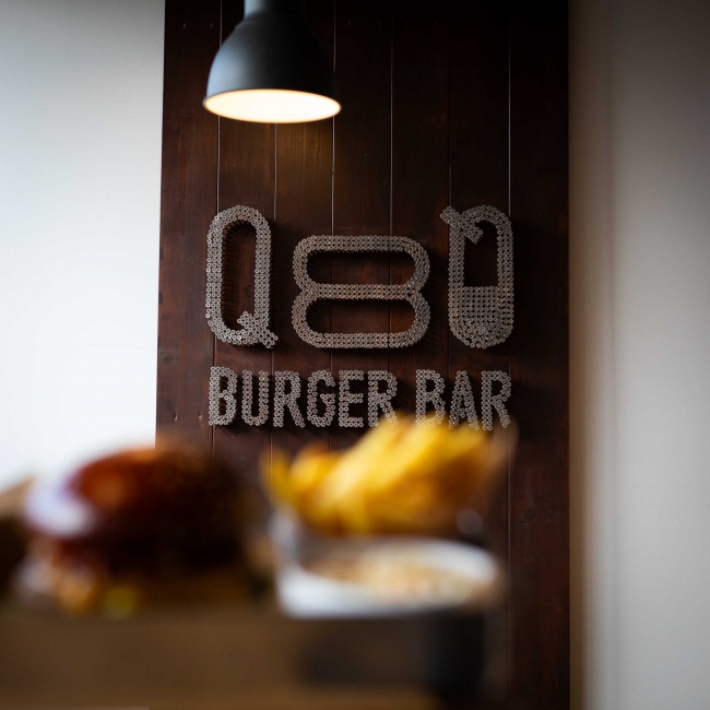 Q-burger-bar-atmosfera